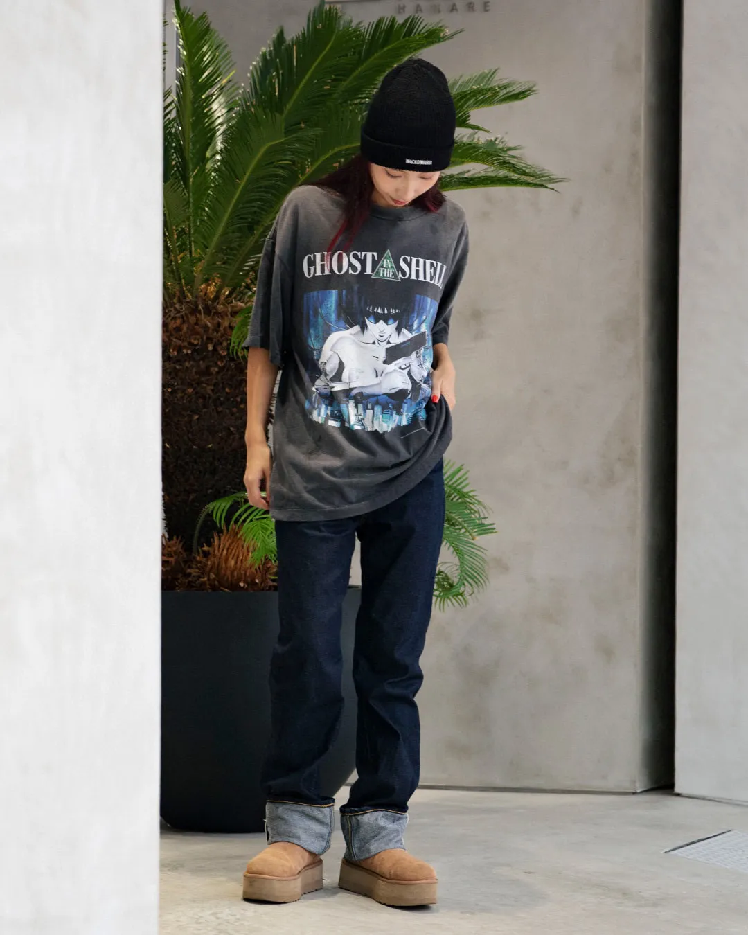 GHOST IN THE SHELL x SAINT Mxxxxxx SS TEE/BLK Classic big IP Ghost in the Shell co-branded model Sunglasses Motoko/Motoko character TEE Washed black S-XL Look for the cylindrical fabric without side seams. The opening is almost meaningless. Asut ready-made garments dyed. The whole piece is sprayed with Ma Liu. Re-spray heavy areas to fade. The collar and cuffs are frayed. Many places are broken. Oversized printing bits. Authentic level restored. Customized joint main mark/wash mark/with little angel anti-counterfeiting mark
